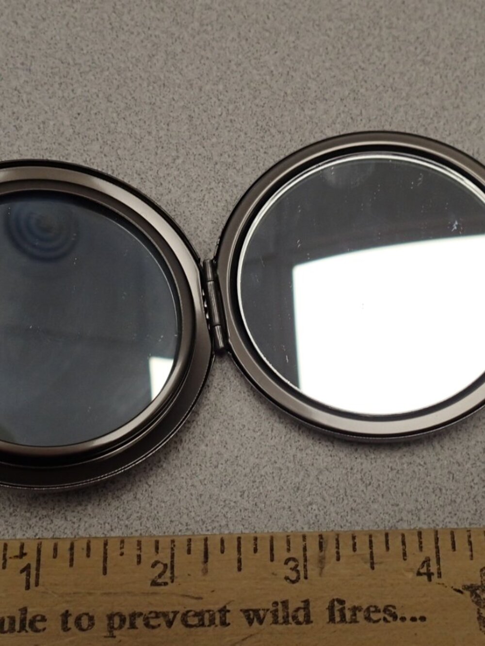 Round Compact w/ mirror - Picture 3 of 4